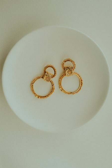 Boucles d'oreilles de créateur dorées, d'inspiration baroque