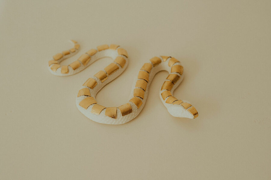 œuvre d'art en porcelaine de Limoges, sculpture serpent Les Aubépines